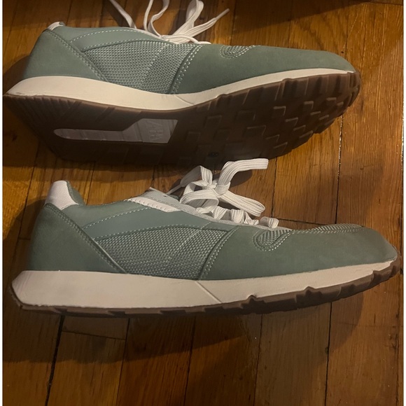 Light green sneakers with white laces - Picture 6 of 10